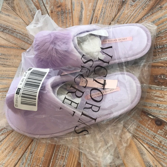 NWT Victoria’s Secret Pom Pom Velvet Slippers - Picture 3 of 5